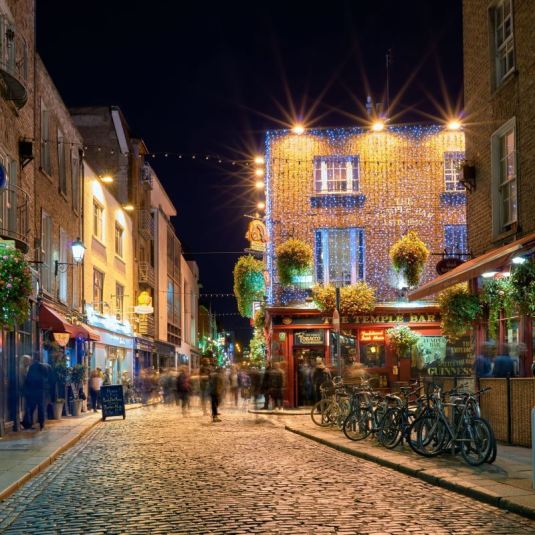 Le quartier de Temple Bar à Dublin, avec ses rues pavées et ses nombreux bars et restaurants.