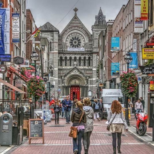 Annes Street, juste à côté de Grafton Street à Dublin, avec des touristes et des bars célèbres comme Kehoes