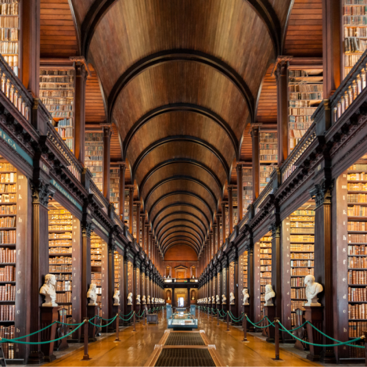 La bibliothèque du Trinity College, avec des milliers de livres historiques exposés