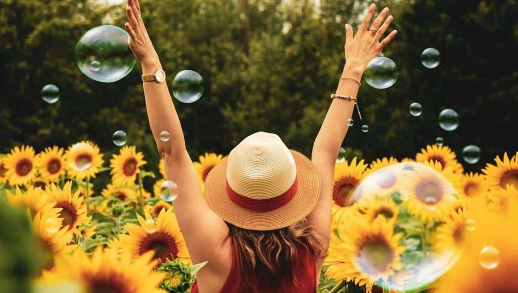 Woman enjoying the summer in a sunflower field