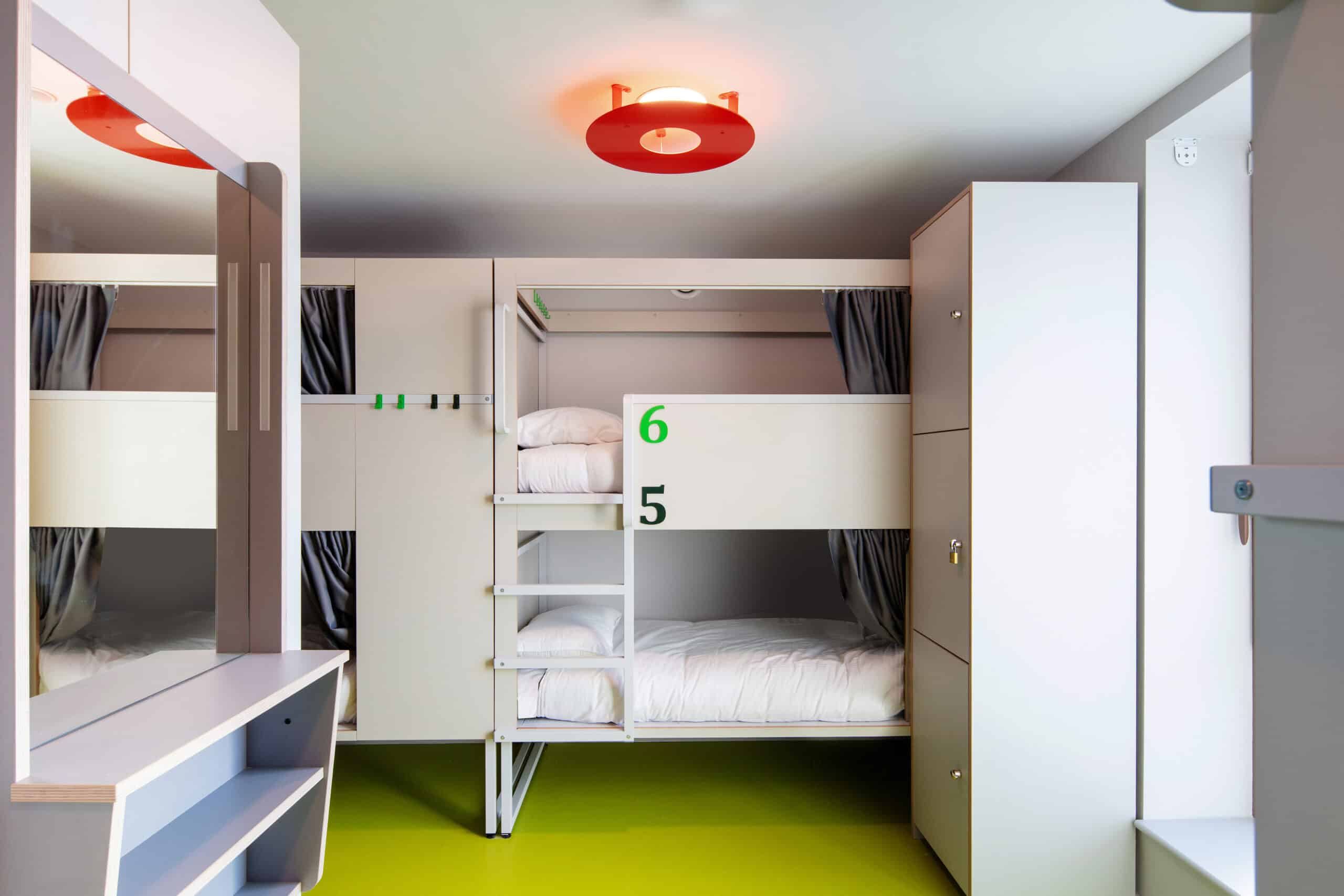 Dormitorio de grupo con literas y taquillas en el albergue Clink i Lár de Dublín