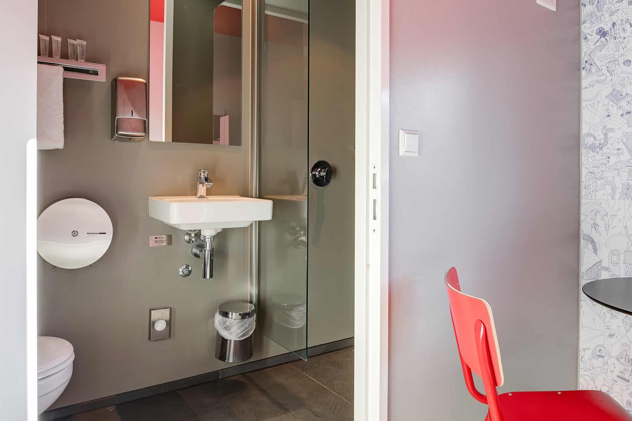 Private room en-suite bathroom and shower at Clinknoord hostel Amsterdam