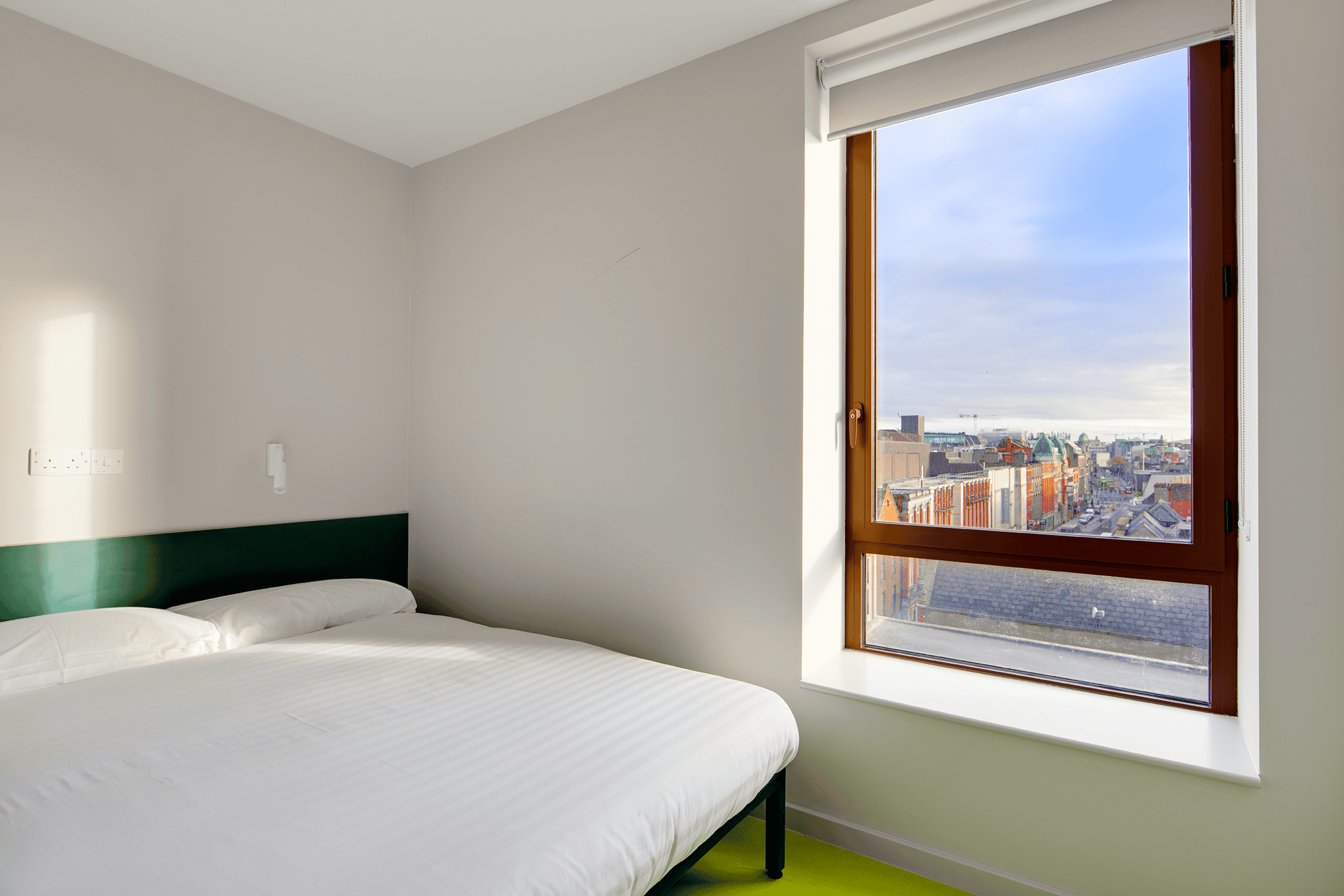 Quarto privado do Clink i Lár hostel com cama de casal e vistas da cidade de Dublin