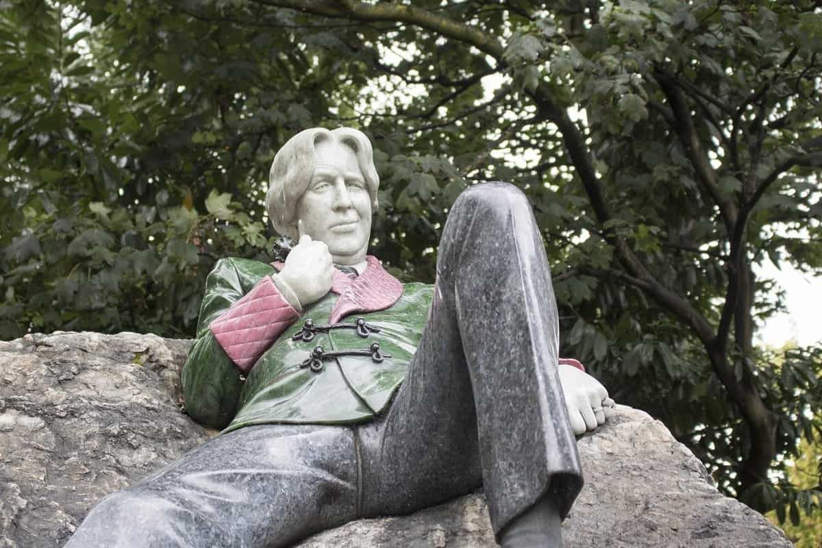 Oscar Wilde statue in Merrion Square in Dublin