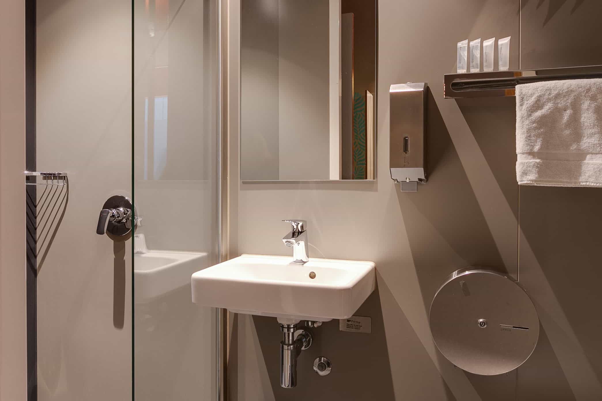 Dorm room en-suite bathroom and shower at Clinknoord Amsterdam