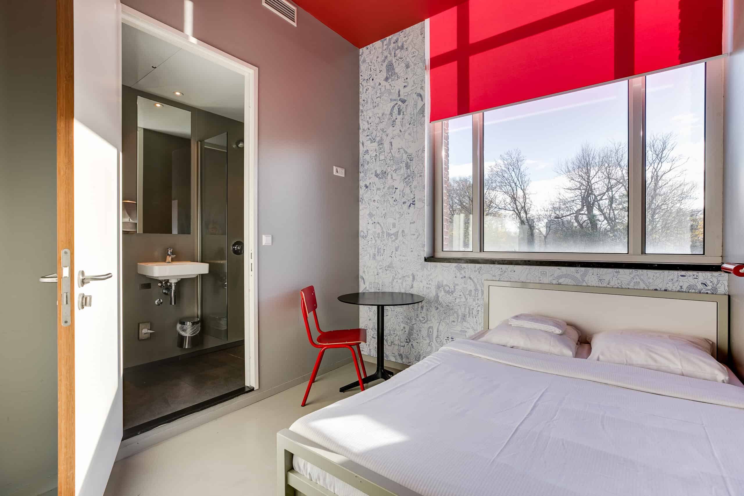 Privatzimmer mit Doppelbett und eigenem Bad mit Dusche in der Jugendherberge Clinknoord Amsterdam