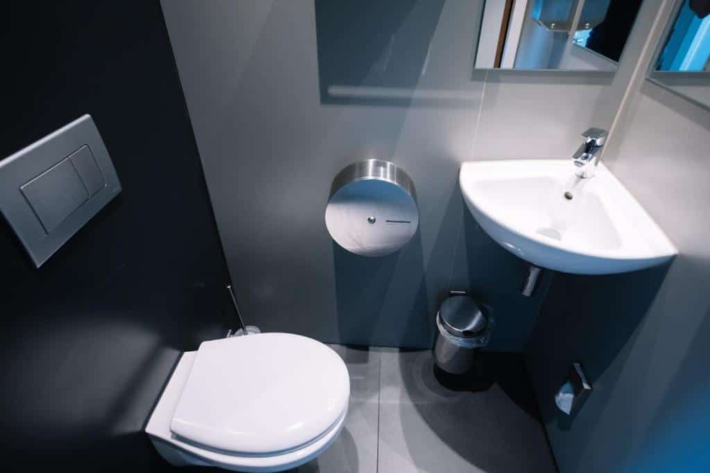 Dorm room en-suite bathroom at Clinknoord hostel