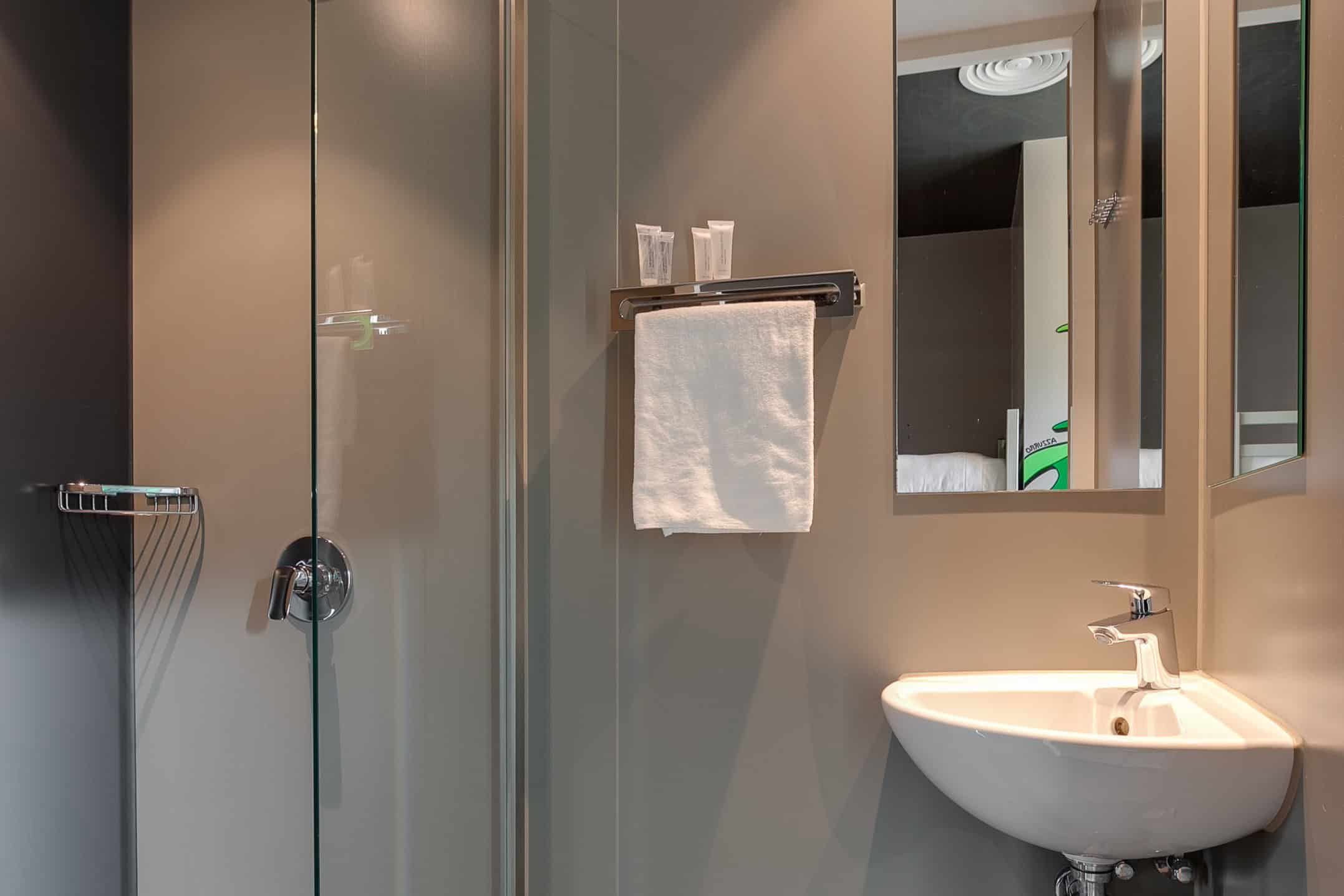 Camera privata con bagno in camera all'ostello Clinknoord di Amsterdam