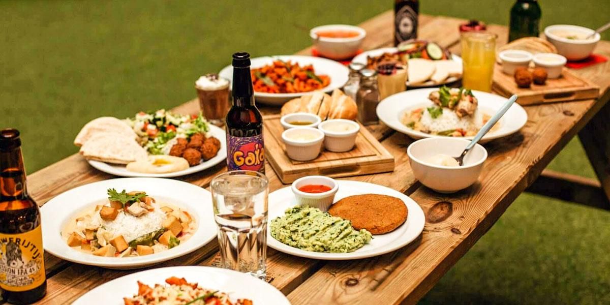 un mix di cibo e bevande dello Zinc Bar presso l'ostello ClinkNOORD di Amsterdam