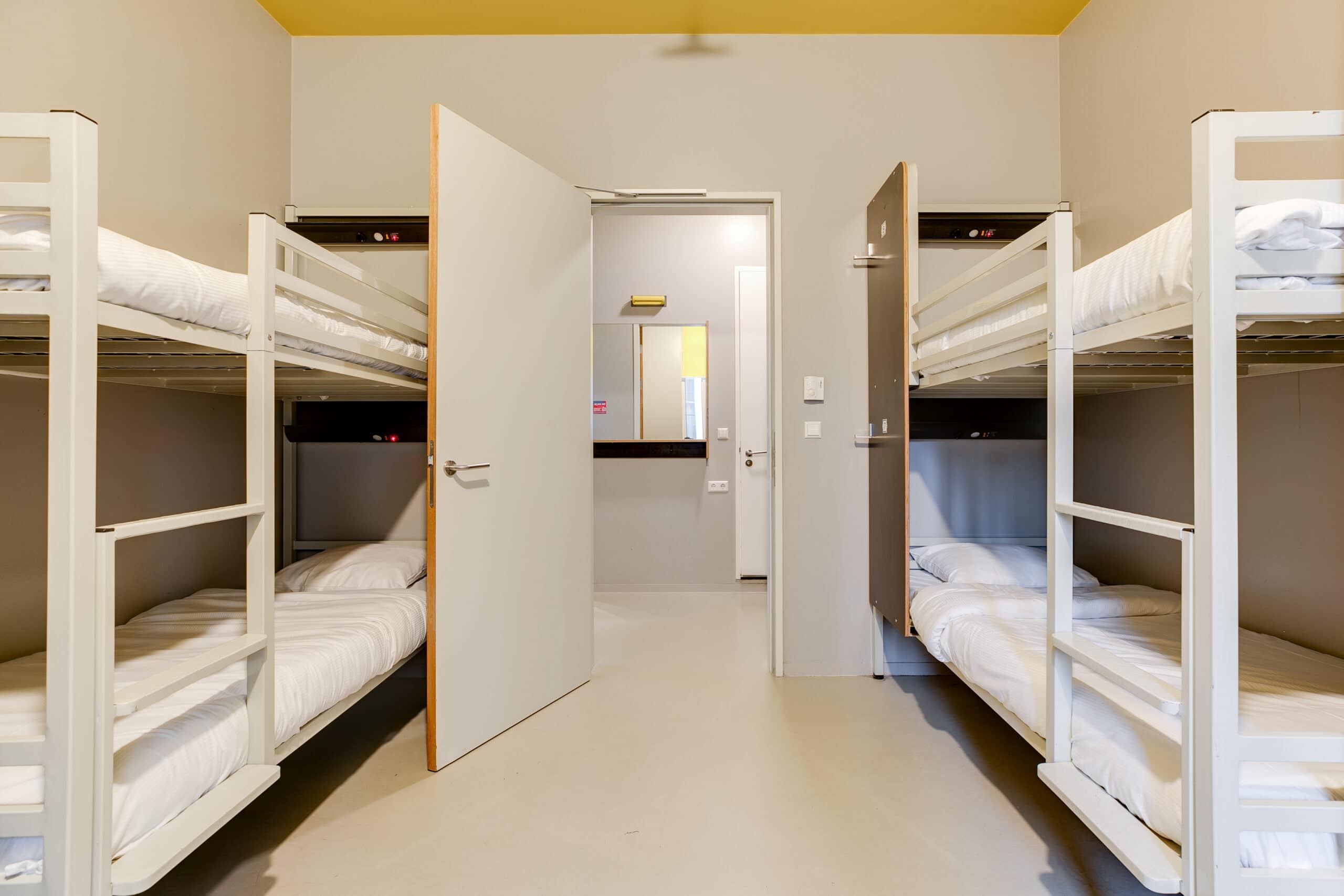 Group dorm room with bunk beds and lockers at Clinknoord