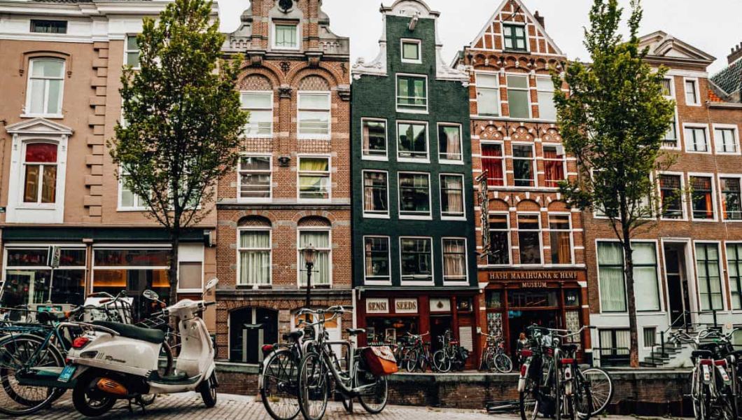 traditional amsterdam buildings and narrow houses