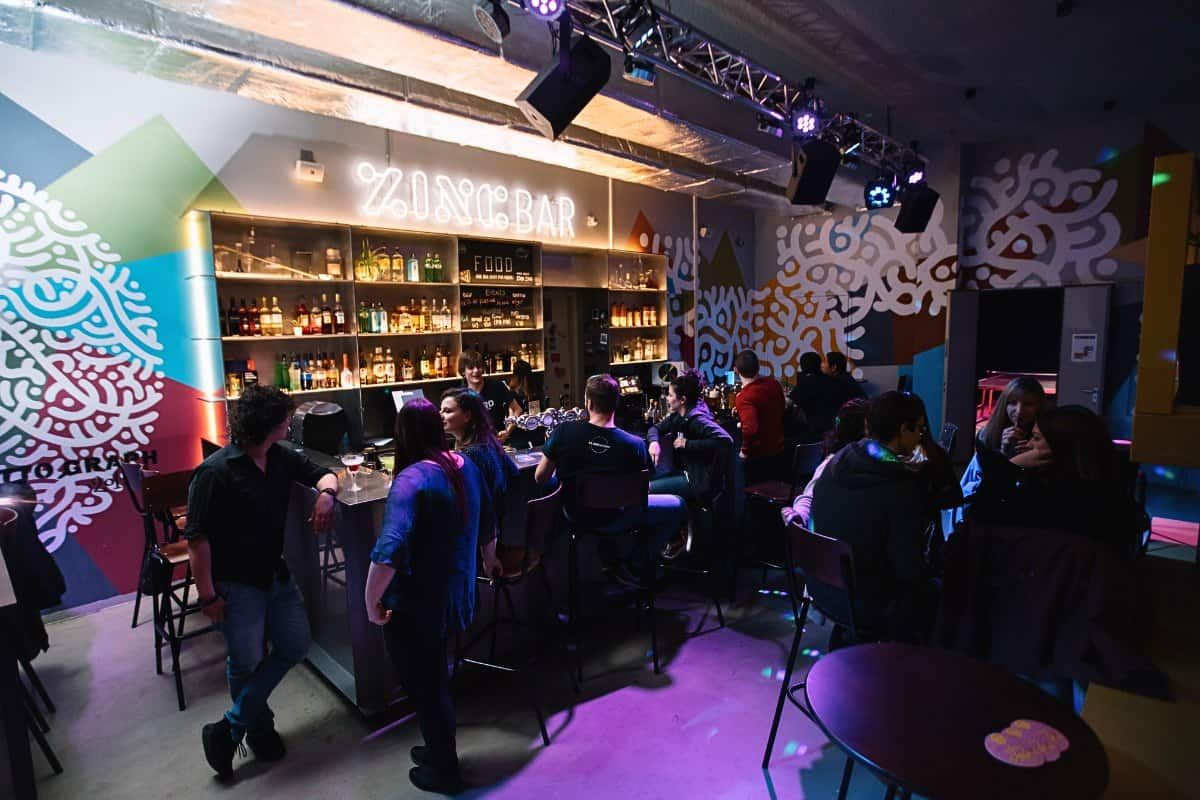 ZincBar in der Jugendherberge ClinkNOORD in Amsterdam