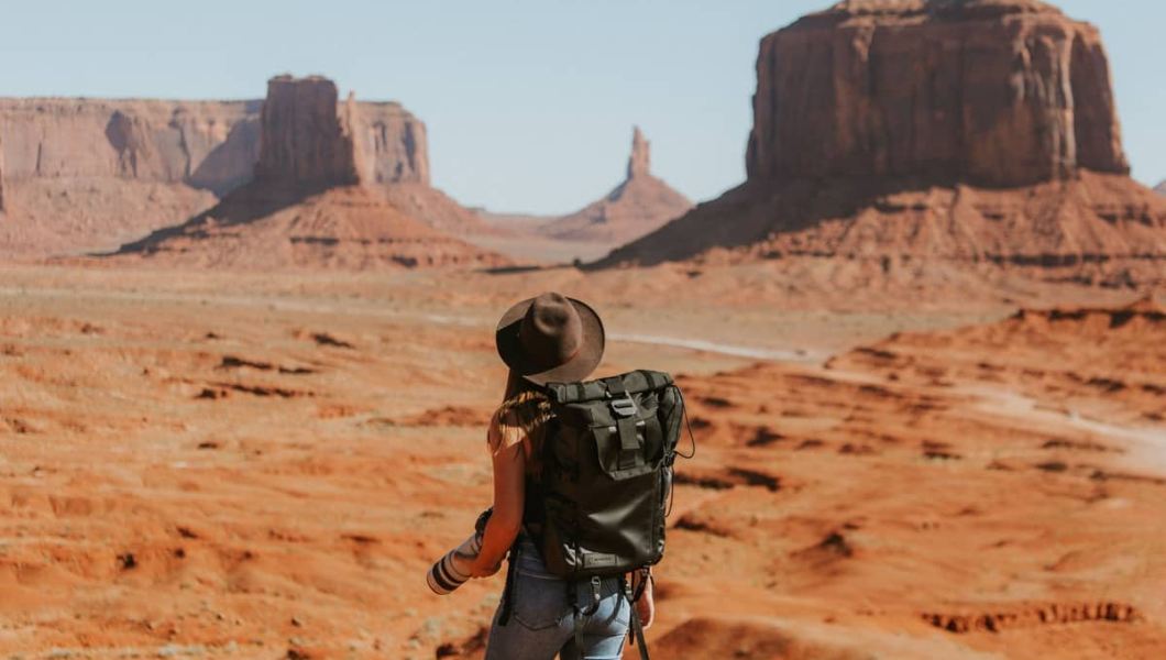 Mulher a viajar sozinha no Grand Canyon