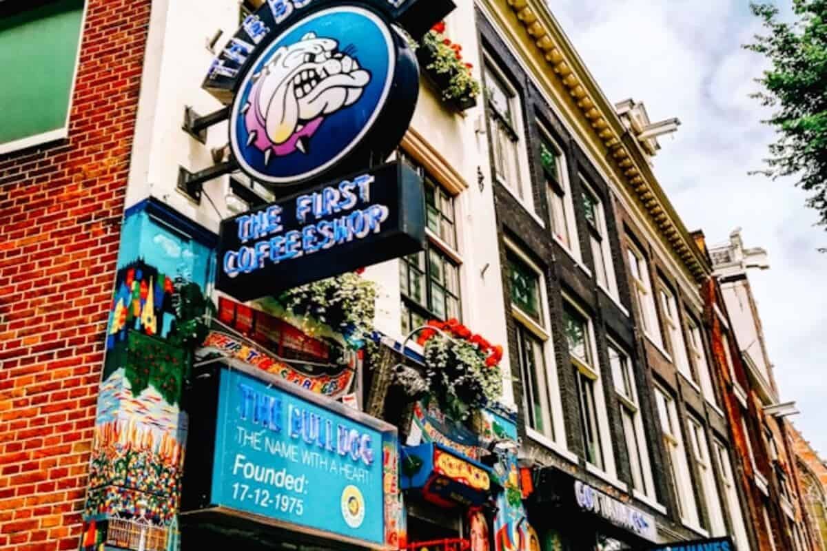 Außerhalb eines Cafés in Amsterdam.