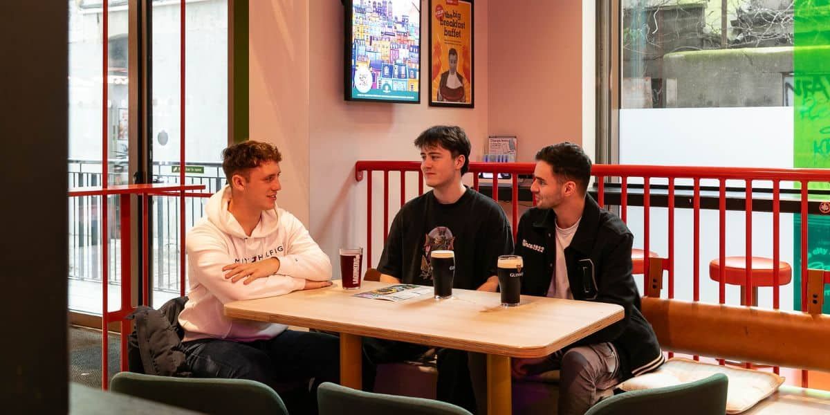 guests at Clink i Lar enjoying a guinness together on their holiday in Dublin