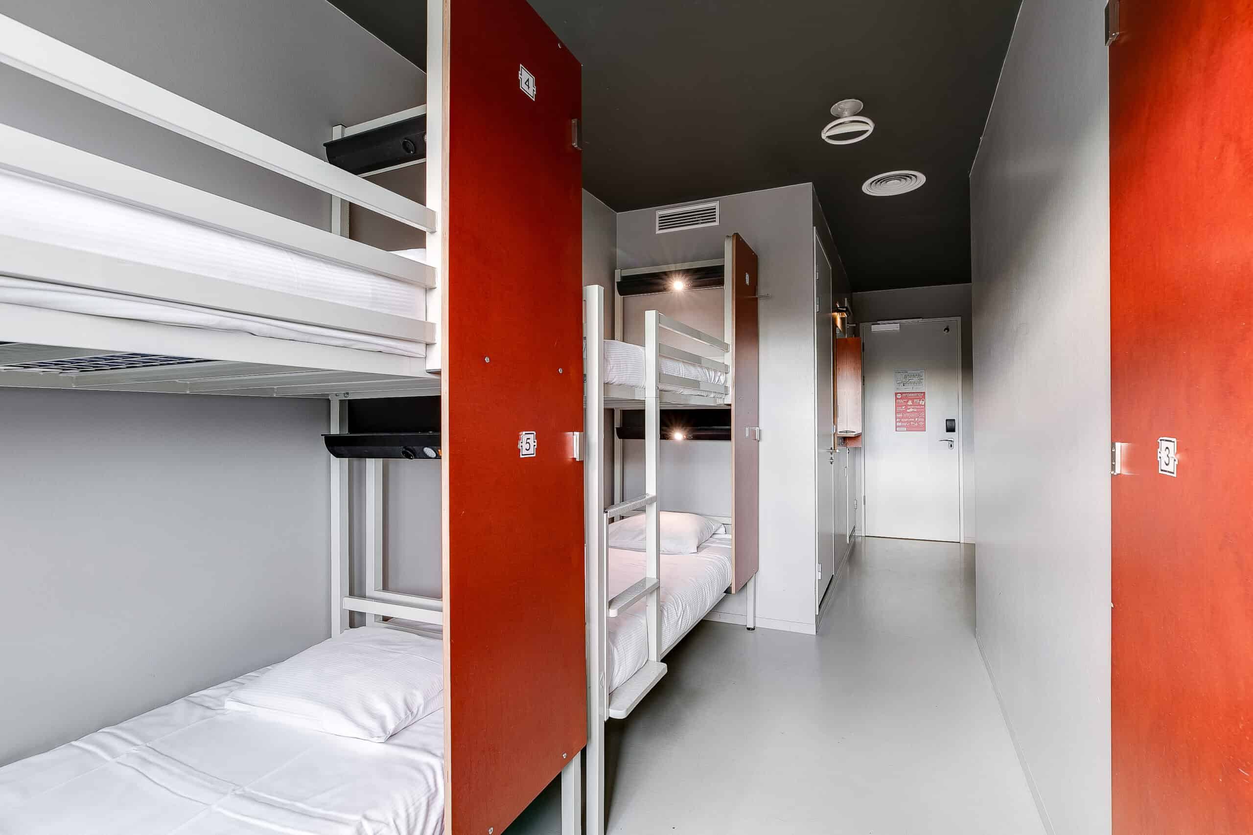 Dormitorio con letti a castello al Clinknoord di Amsterdam