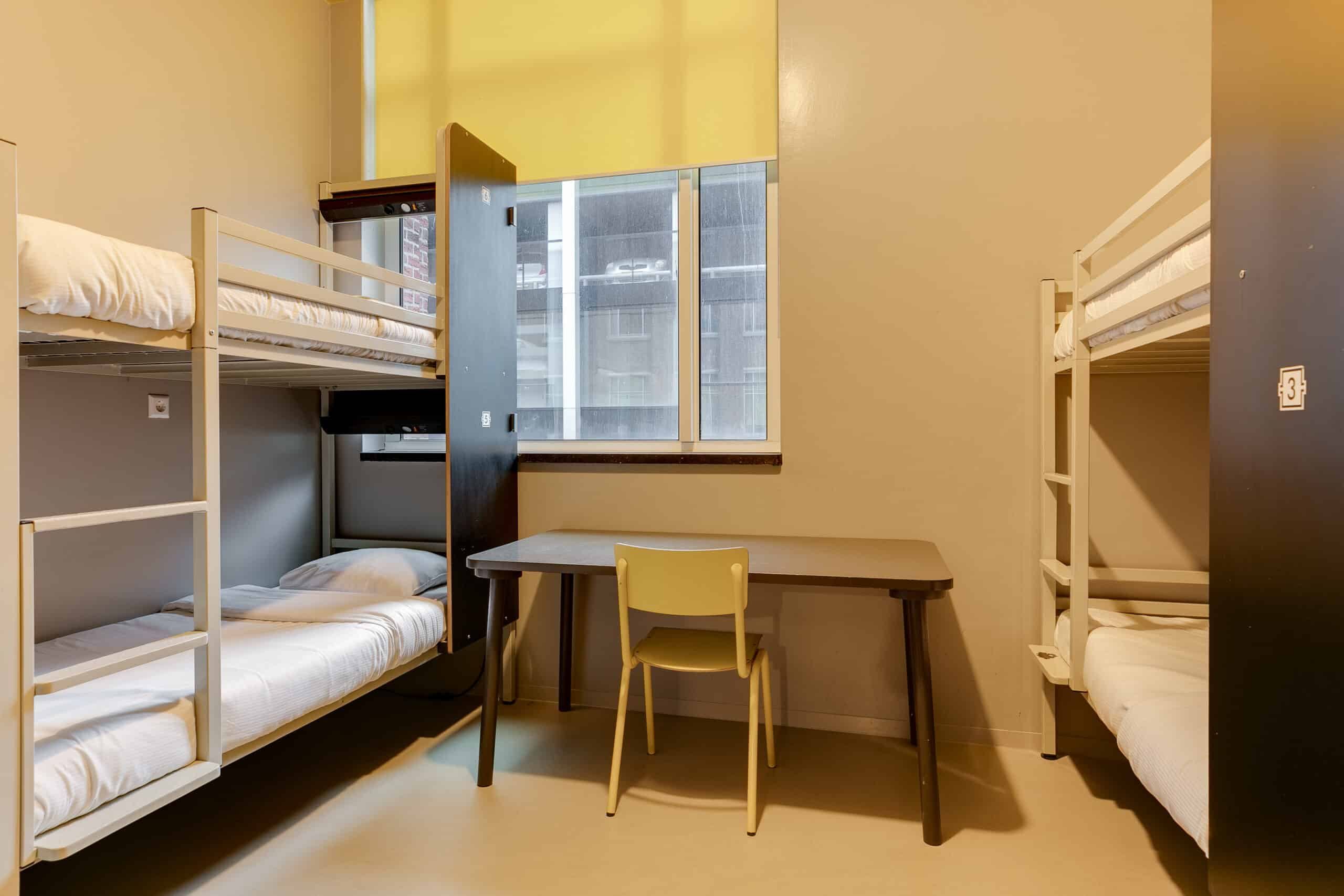 Dormitorio con literas en el albergue Clinknoord de Ámsterdam