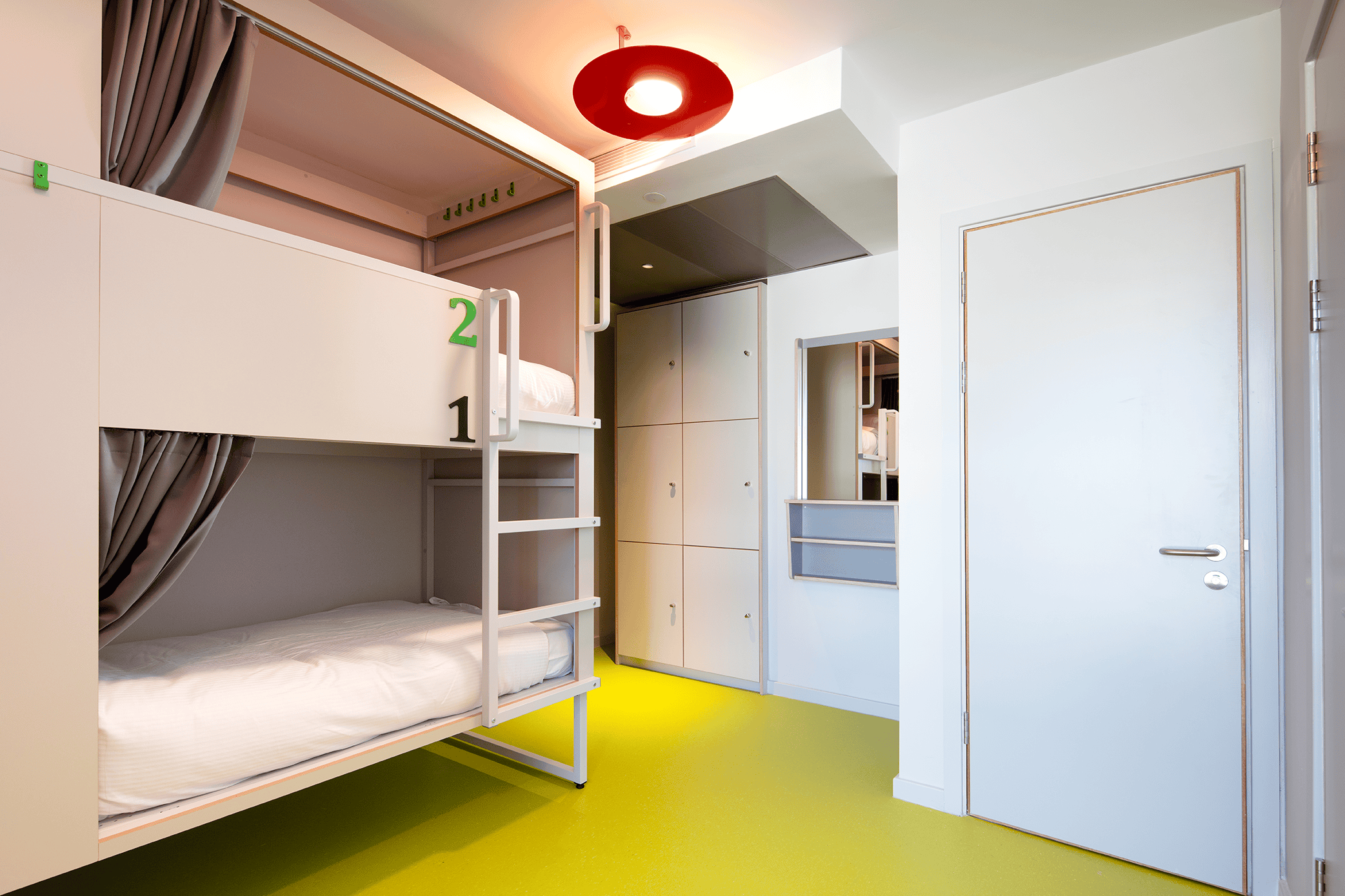 Clink i Lár group dorm room with bunk beds and lockers - Dublin hostel