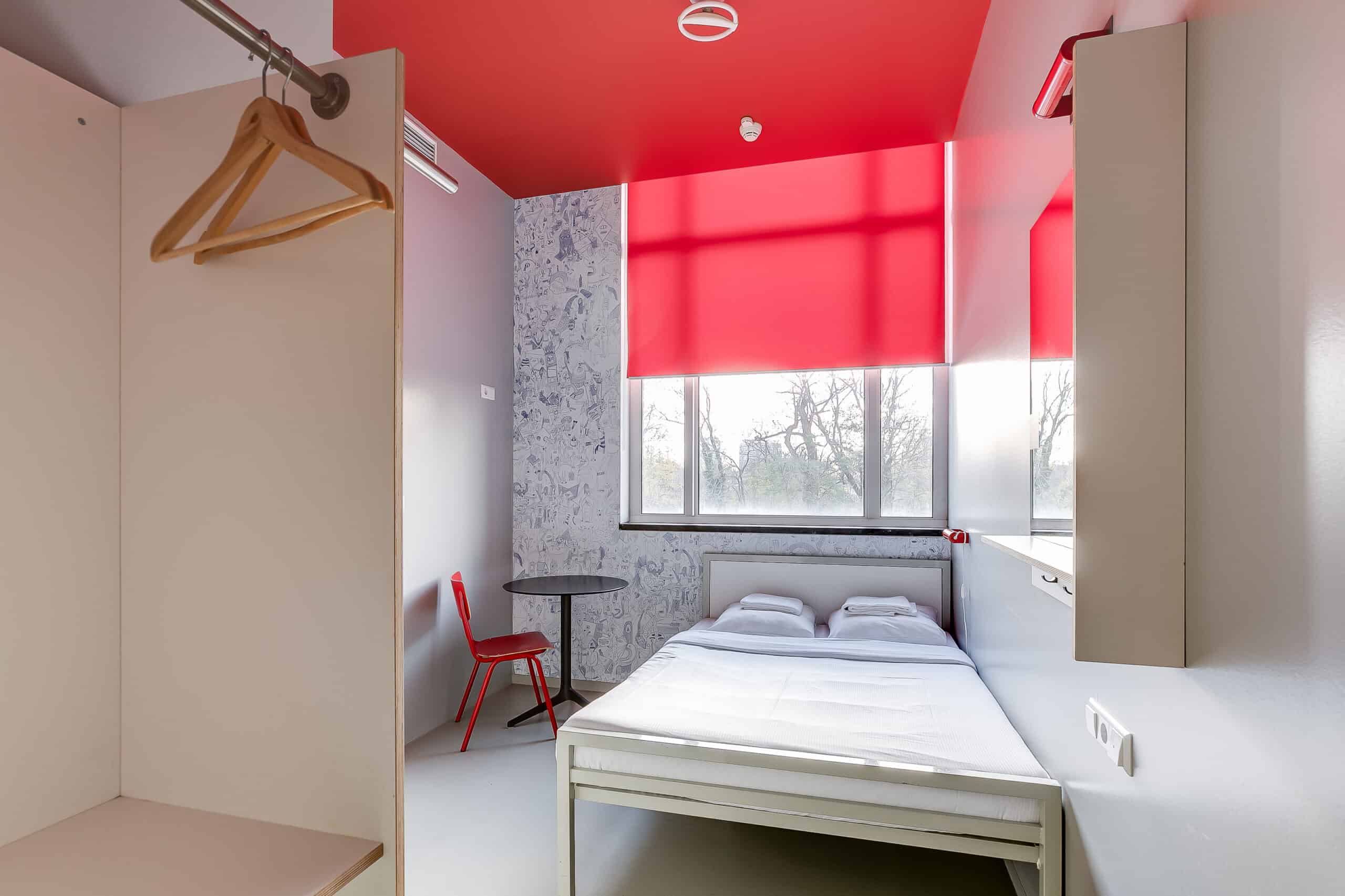 Camera privata con letto matrimoniale all'ostello Clinknoord di Amsterdam