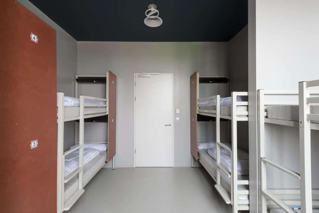 Dorm room with bunk beds and lockers at Clinknoord