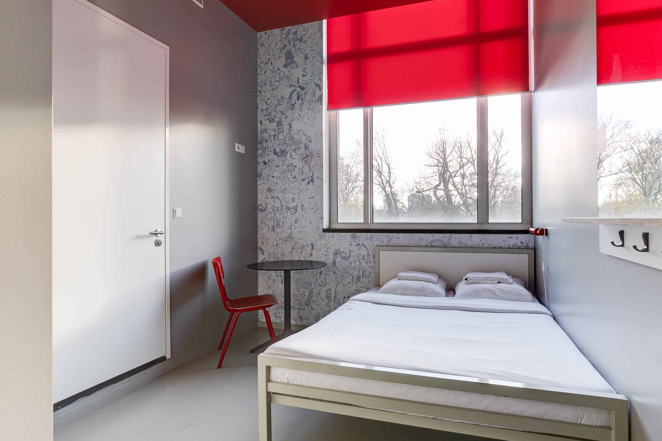 Habitación privada con cama doble en el albergue Clinknoord de Ámsterdam