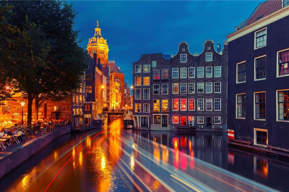 a canal in amsterdam at night