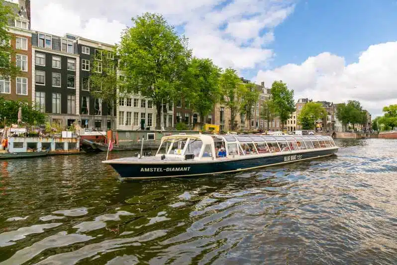 Canal Cruise in Amsterdam | What to do in Amsterdam in February | Clink Hostels 