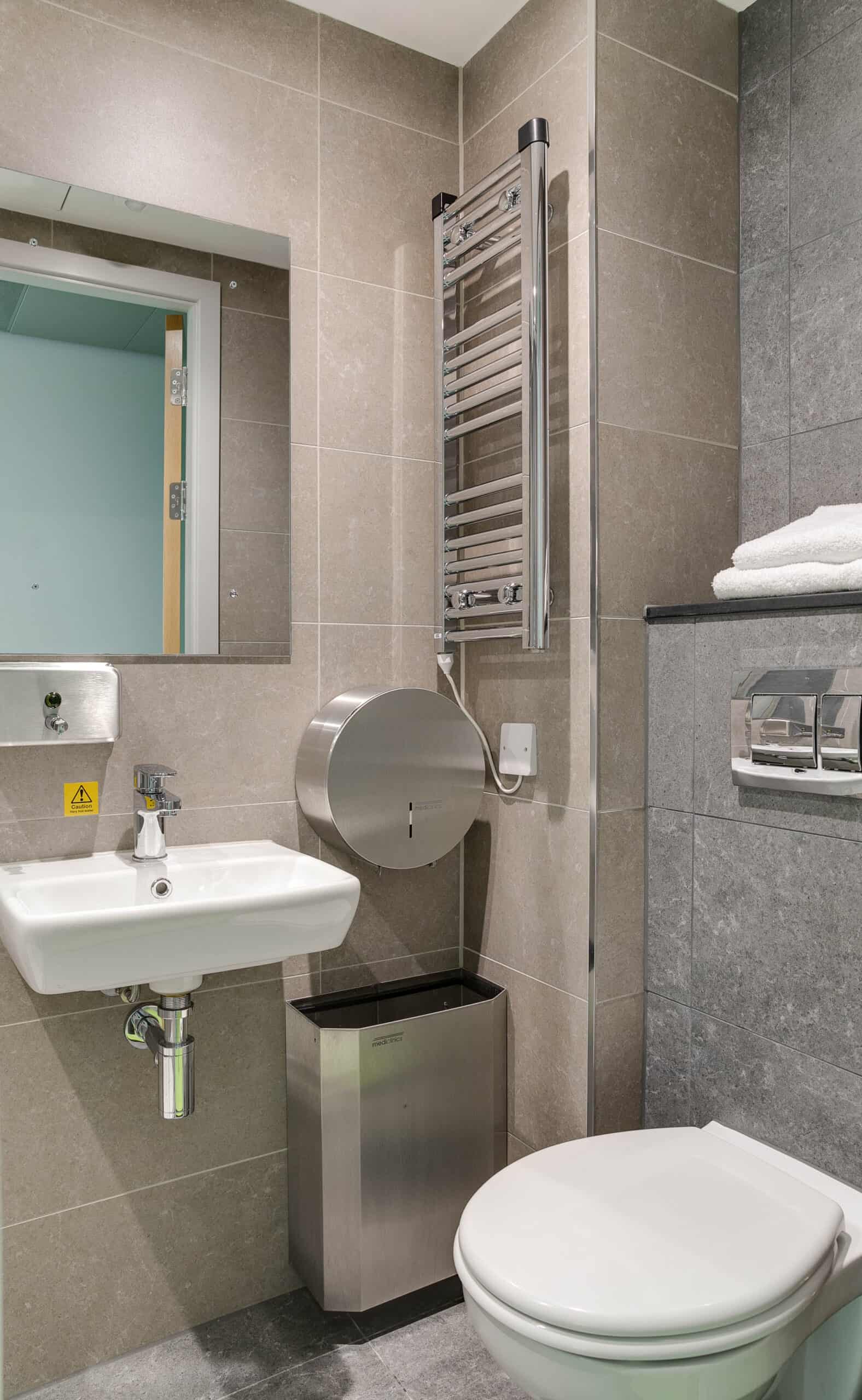 En-suite bathroom and shower at Clink Dublin