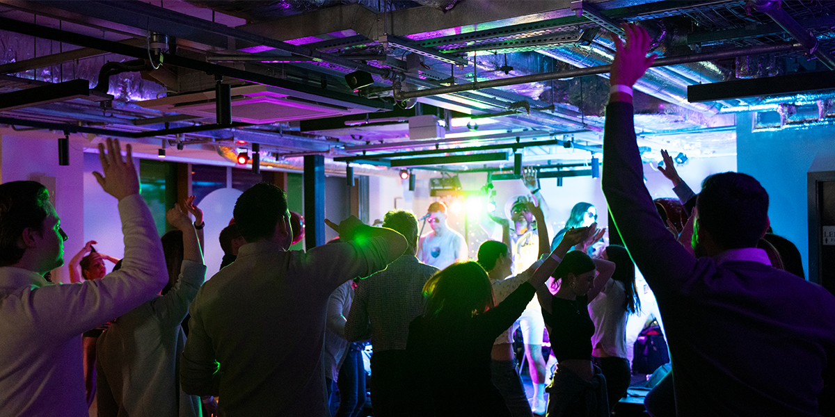 Hostel Guests in Dublin enjoying live music