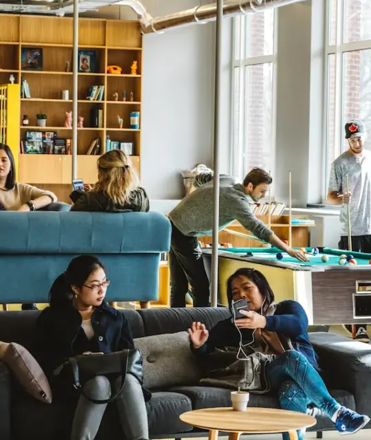 Gemeinschaftsraum mit Sofas und Billardtisch im ClinkNoord, Amsterdam