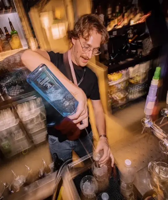 Barkeeper, der an der ClinkNoord-Bar ein Getränk zubereitet, Amsterdam