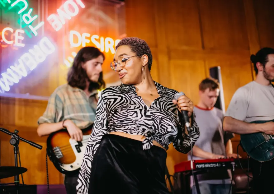 Des musiciens jouent dans les auberges Clink