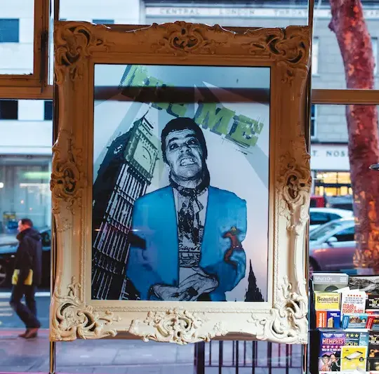 Portrait pop-art encadré dans une vitrine au-dessus d'une rue de Londres