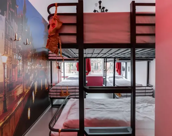 Dormitorio de 6 camas en el albergue ClinkCoco, Ámsterdam