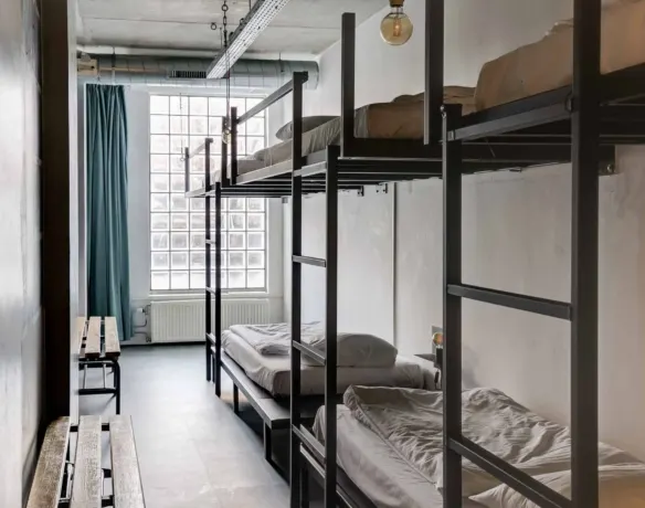 Dormitorio de 4 a 12 camas en el albergue ClinkMama, Ámsterdam
