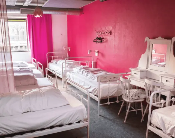 Dormitorio femenino en el albergue ClinkMama, Ámsterdam