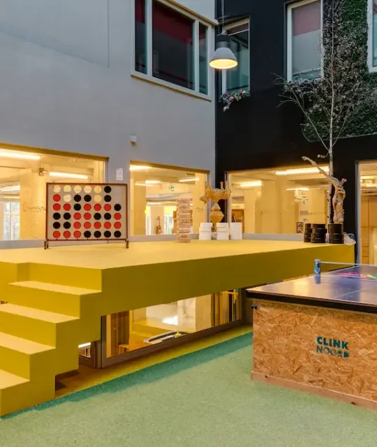 Zona de juegos con ping-pong y Conecta 4 gigante en ClinkNoord