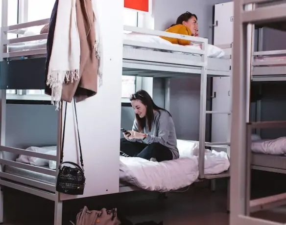 Dormitorio solo para mujeres en el albergue ClinkNoord, Ámsterdam