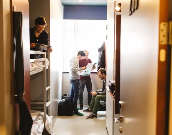 Dormitorio mixto en el albergue ClinkNoord, Ámsterdam