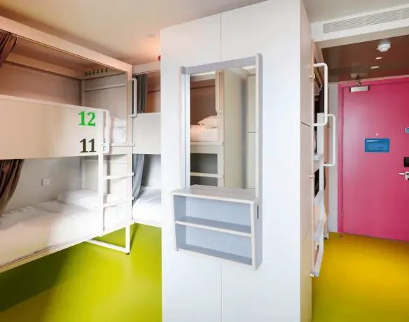 Dormitorio de 12 camas en el albergue Clink i Lar, Dublín